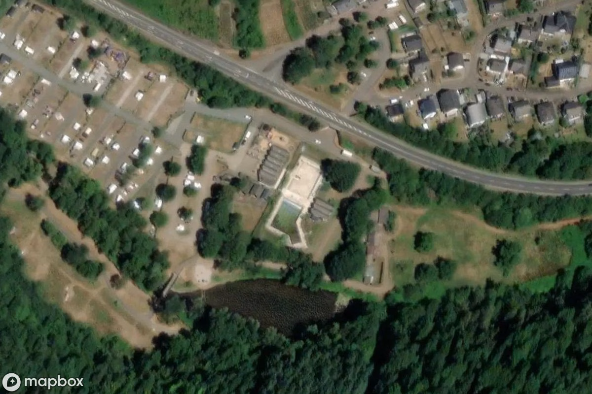 Satellitenansicht von Freibad, eine verlassene Schwimmbad in Alf, Deutschland