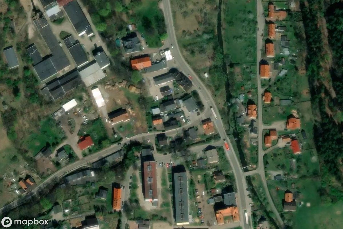 Satellitenansicht von Kirche Chrystus Król, eine verlassene Kirche in Głuszyca, Polen