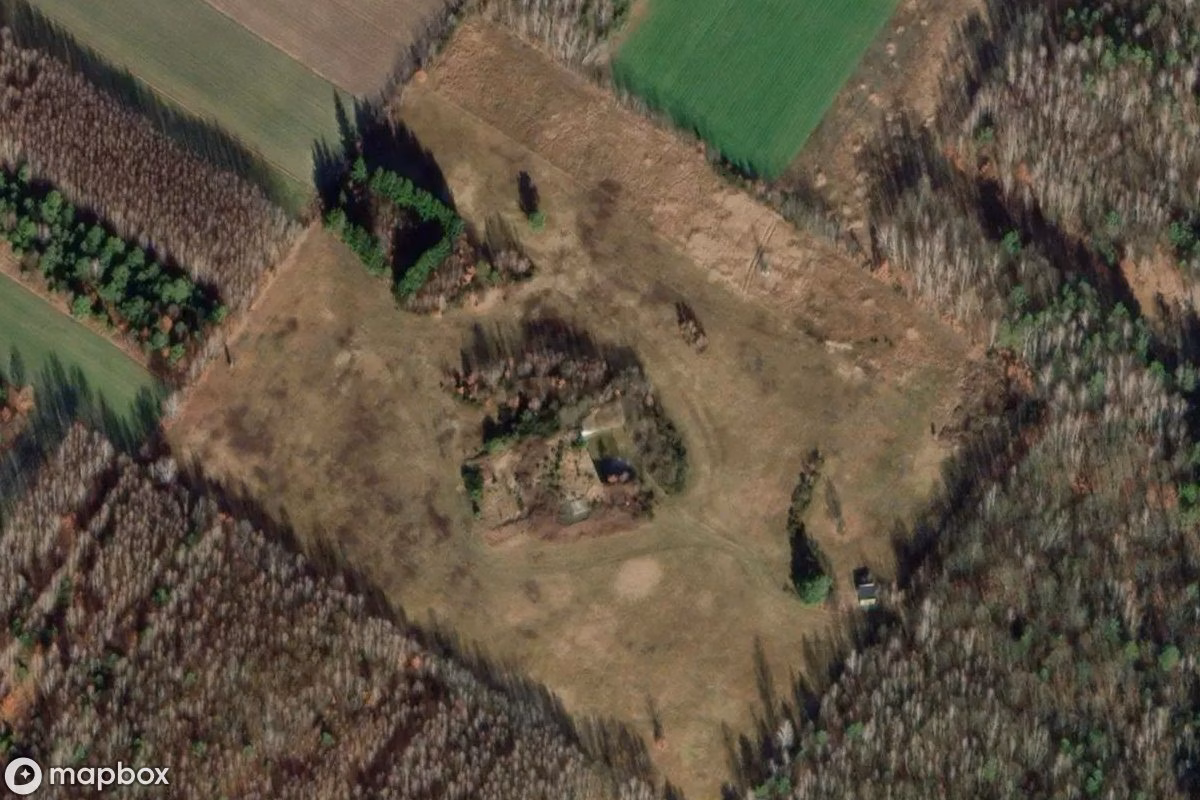 Satelitní letecký pohled na Sławieńskie Wzgórza, opuštěné  v Sławno-Kolonia, Polsko