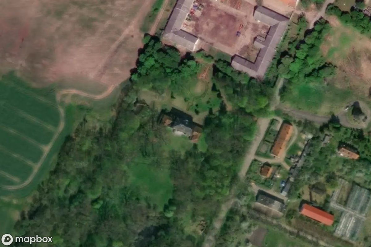 Vista aérea por satélite de Palast B, un Castillo abandonado en Bęsia, Polonia