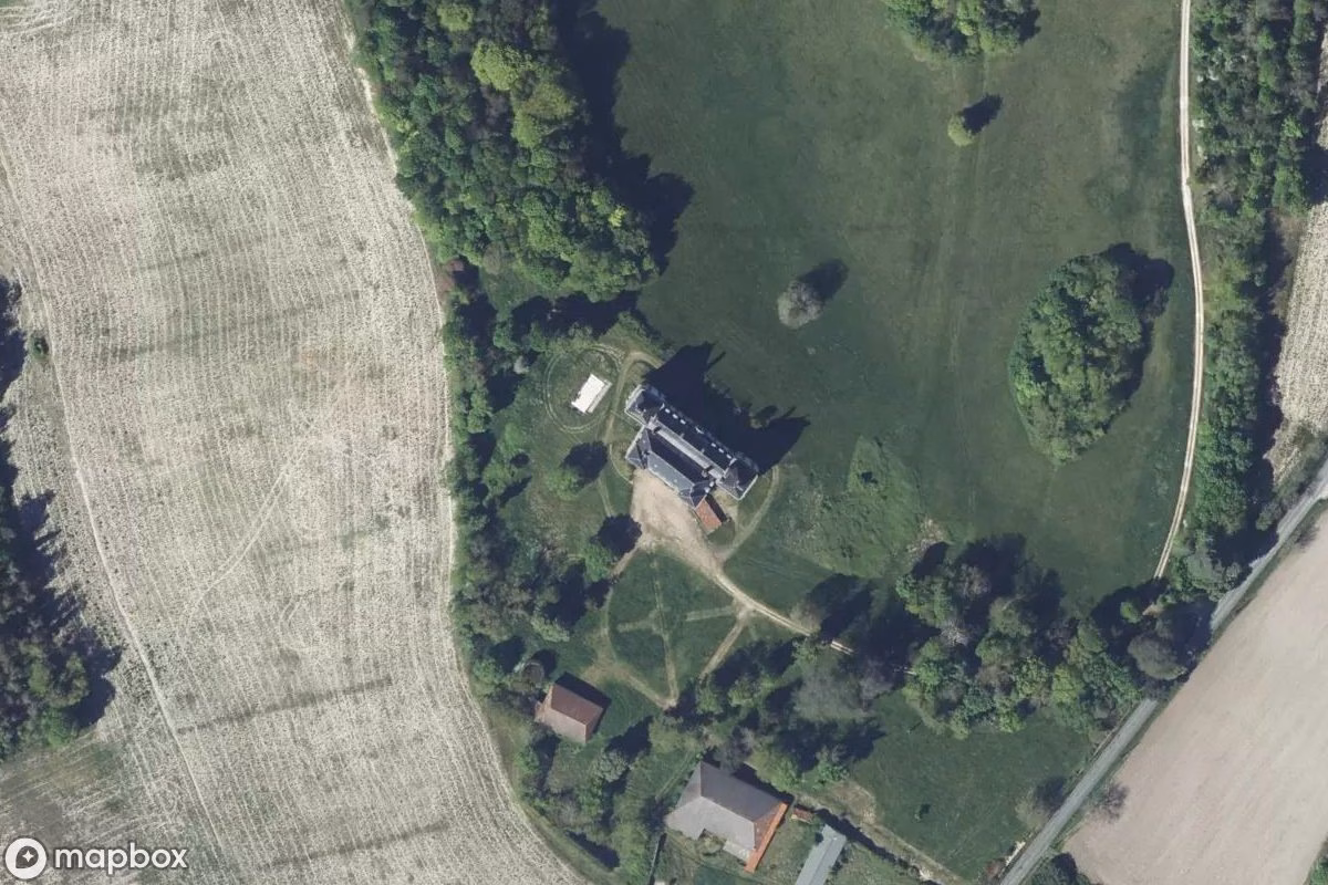 Satellitbillede set fra luften af Chateau du Fayolle, et forladt Slot i Tocane-Saint-Apre, Frankrig