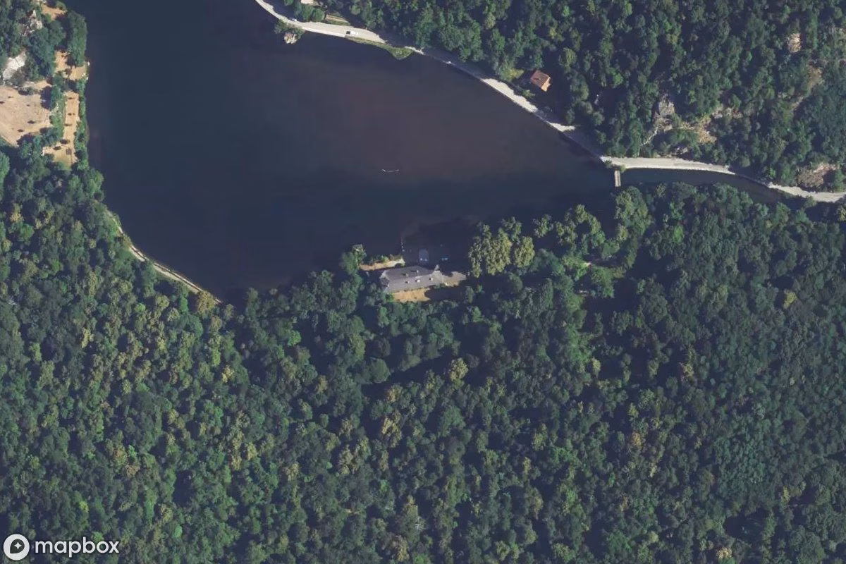 Satellitbillede set fra luften af Lost Place, et forladt  i Orgeix, Frankrig