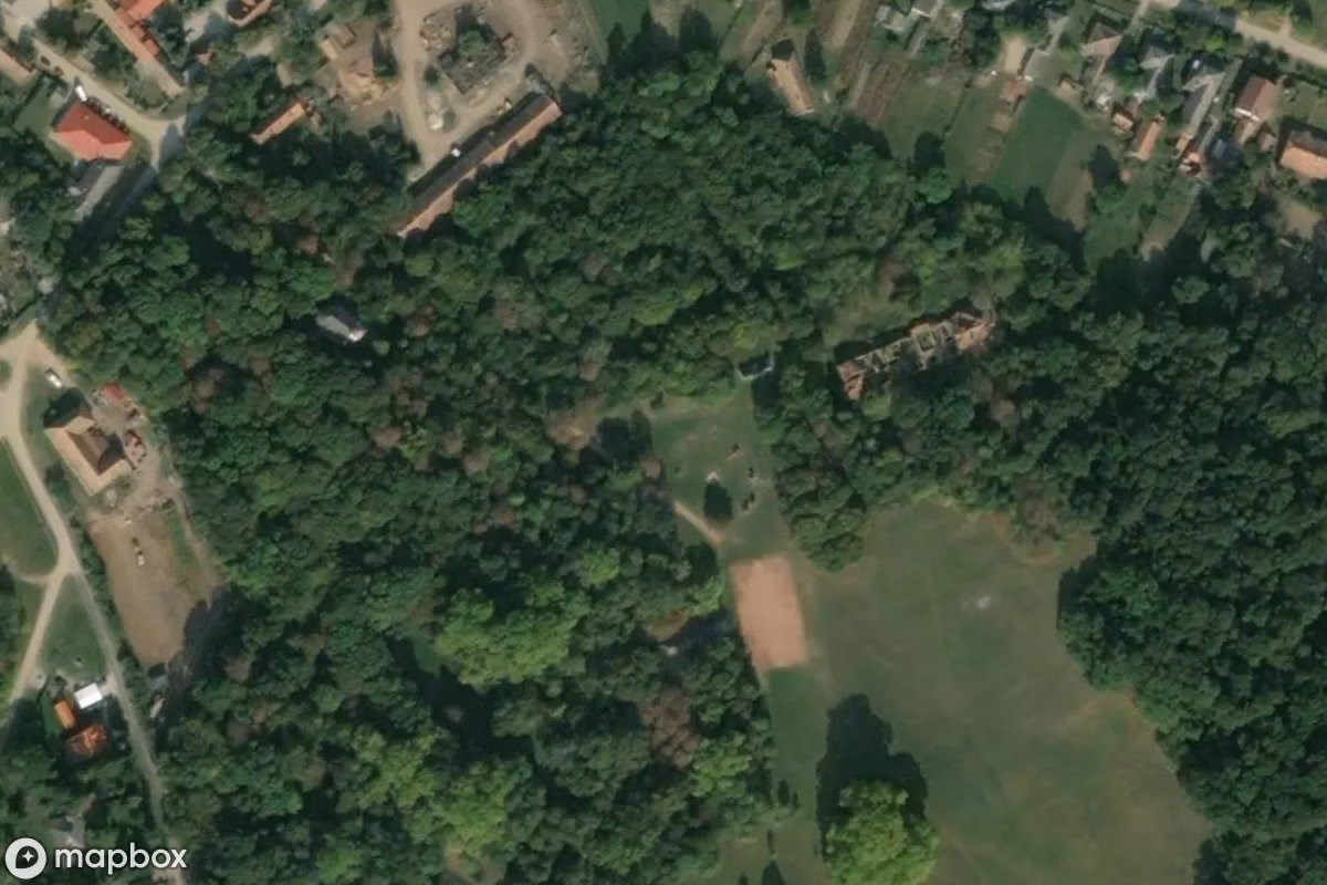 Satellitbillede set fra luften af Esterházy-Schloss Réde, et forladt Slot i Réde, Ungarn