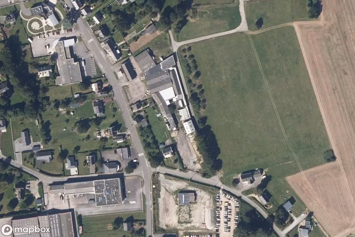 Satellitbild från luften av Schmiede-Fabrik, en övergiven Fabrik i Carentoir, Frankrike