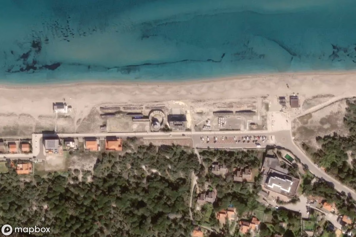 Satelitní letecký pohled na Hotel, opuštěné Hotel v Sòssu/Sorso, Itálie