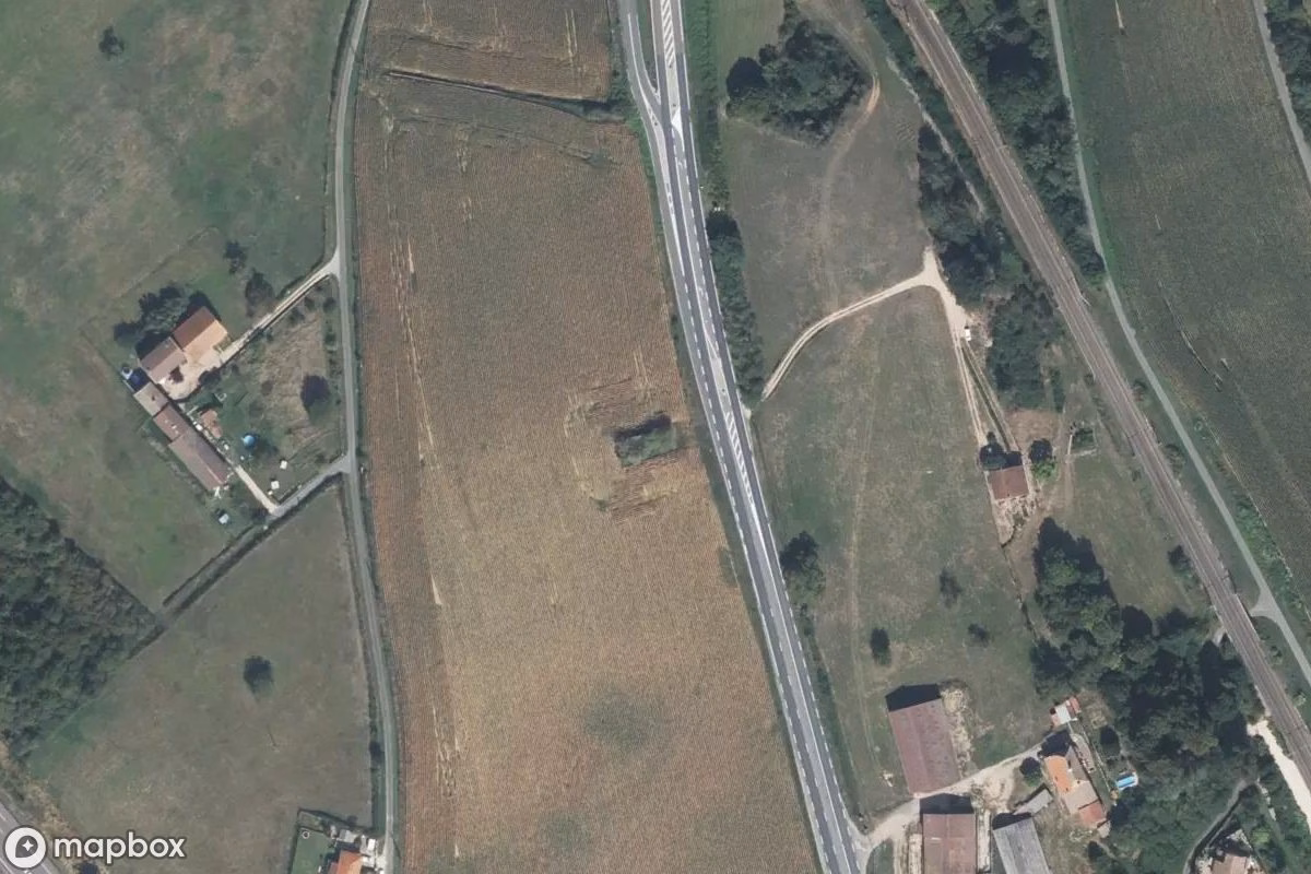 Műholdas légi felvétel Maison Arbres helyszínről, egy elhagyatott Lakóház itt: Tournus, Franciaország