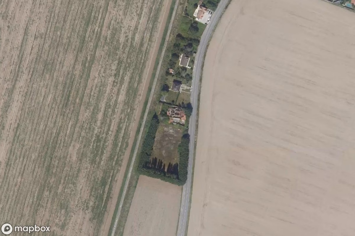 Satellittbilde fra luften av Maison De La Traînée, et forlatt Bolighus i Chevannes, Frankrike
