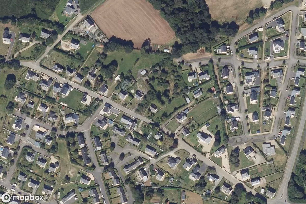 Satelitarny widok z lotu ptaka Maison Partout, opuszczone Dom mieszkalny w Plougonven, Francja