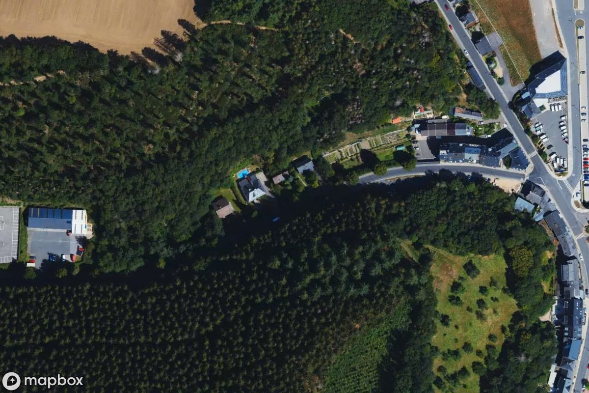 Satellittbilde fra luften av Haus, et forlatt  i Clervaux, Luxembourg