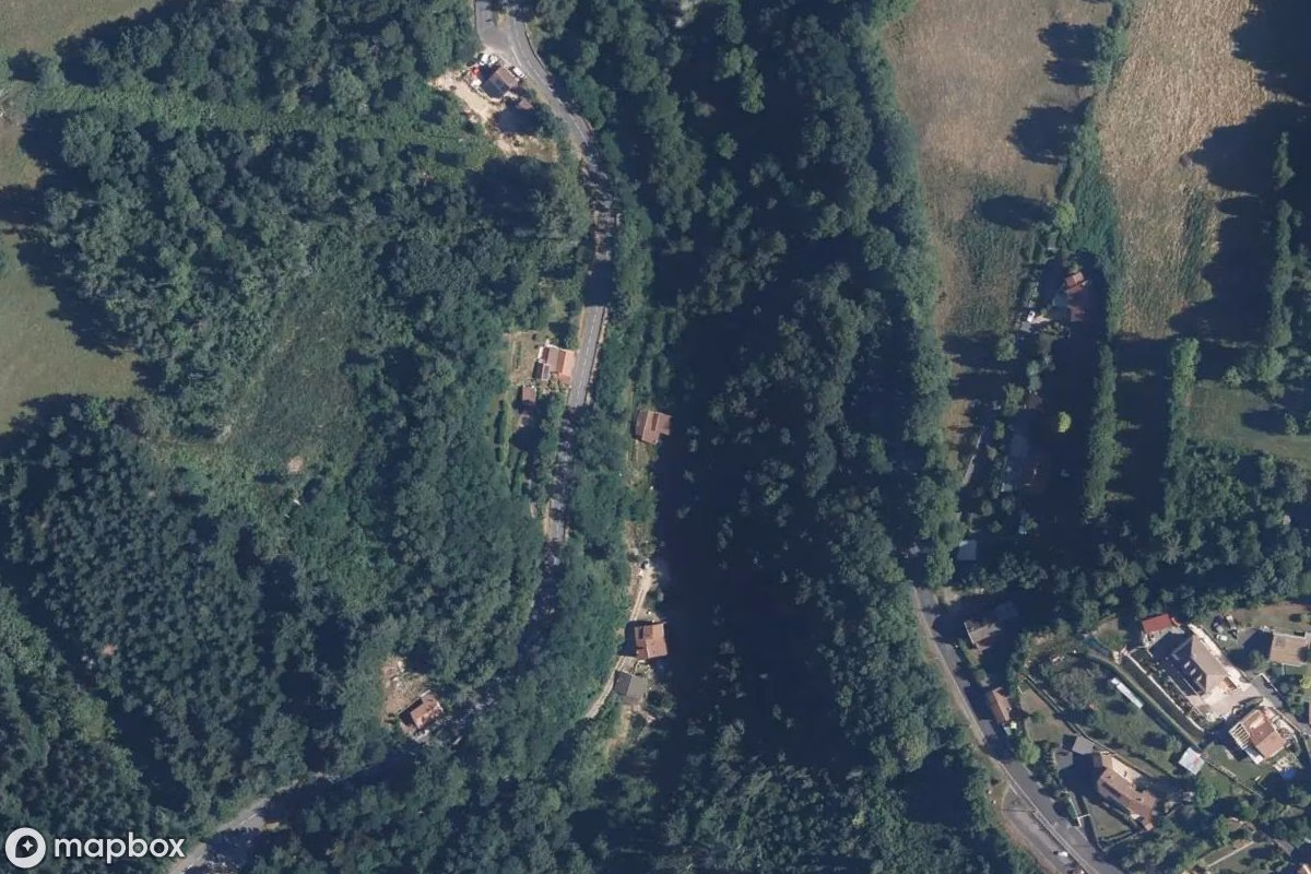 Satellitbild från luften av Maison Réconciliation, en övergiven Bostadshus i Saint-Rémy-sur-Durolle, Frankrike