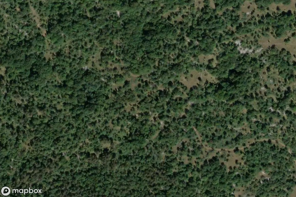 Satellietbeeld vanuit de lucht van Grotta della Sala Bianca, een verlaten Grot in Trieste, Italië
