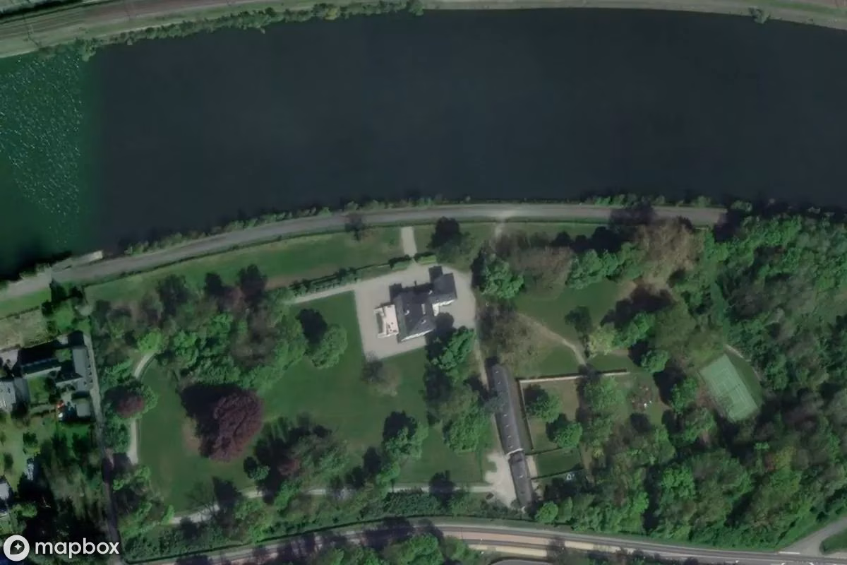 Satellitbild från luften av Château B, en övergiven Slott i Namur, Belgien