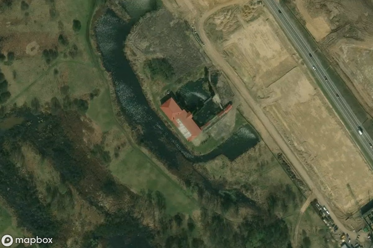 Satellietbeeld vanuit de lucht van Auberge Abrams, een verlaten Hotel in Sarny, Polen