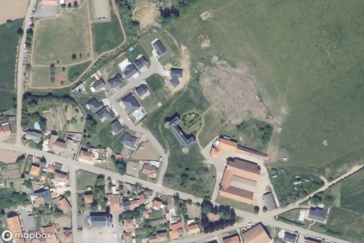 Satelitní letecký pohled na Chateau, opuštěné Zámek v Goin, Francie