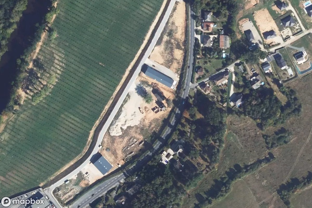 Satellietbeeld vanuit de lucht van Herrenhaus des Feldes, een verlaten Woonhuis in Saint-Pantaléon-de-Larche, Frankrijk