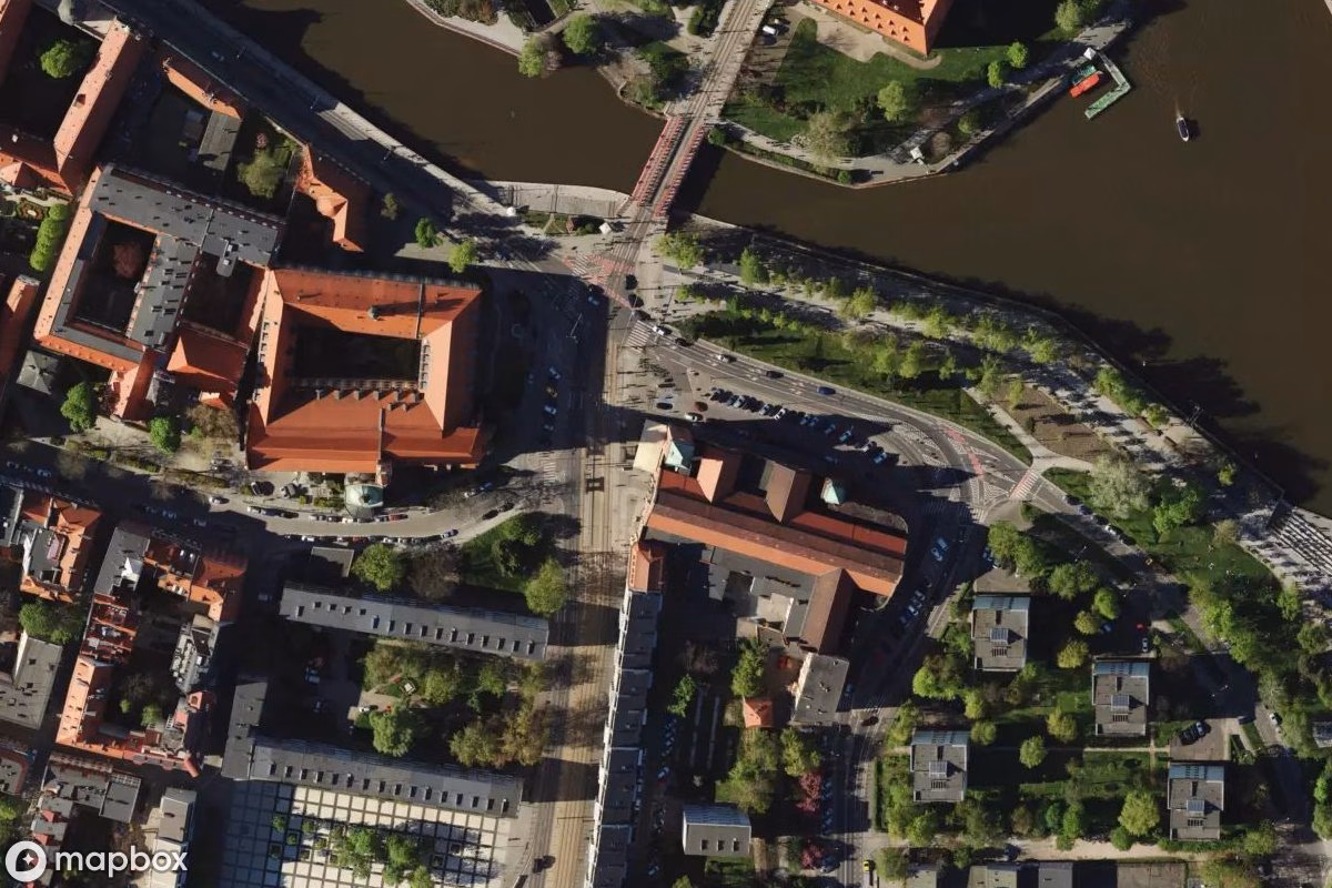 Satellietbeeld vanuit de lucht van Markthalle Wrocław, een verlaten  in Wrocław, Polen