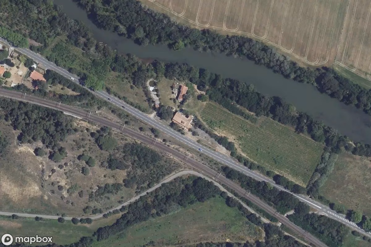 Satellitbillede set fra luften af Lost Place, et forladt  i Fontiès-d'Aude, Frankrig