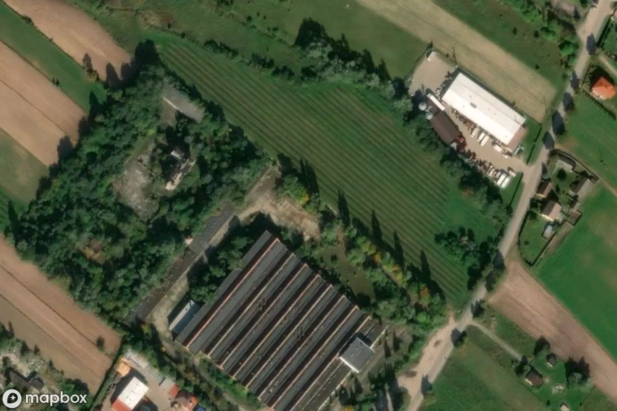 Satellietbeeld vanuit de lucht van Fabrik, een verlaten Fabriek in Iłża, Polen