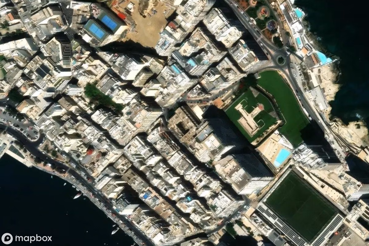 Satellitbillede set fra luften af Cambridge Place Malta, et forladt  i Sliema, Italien