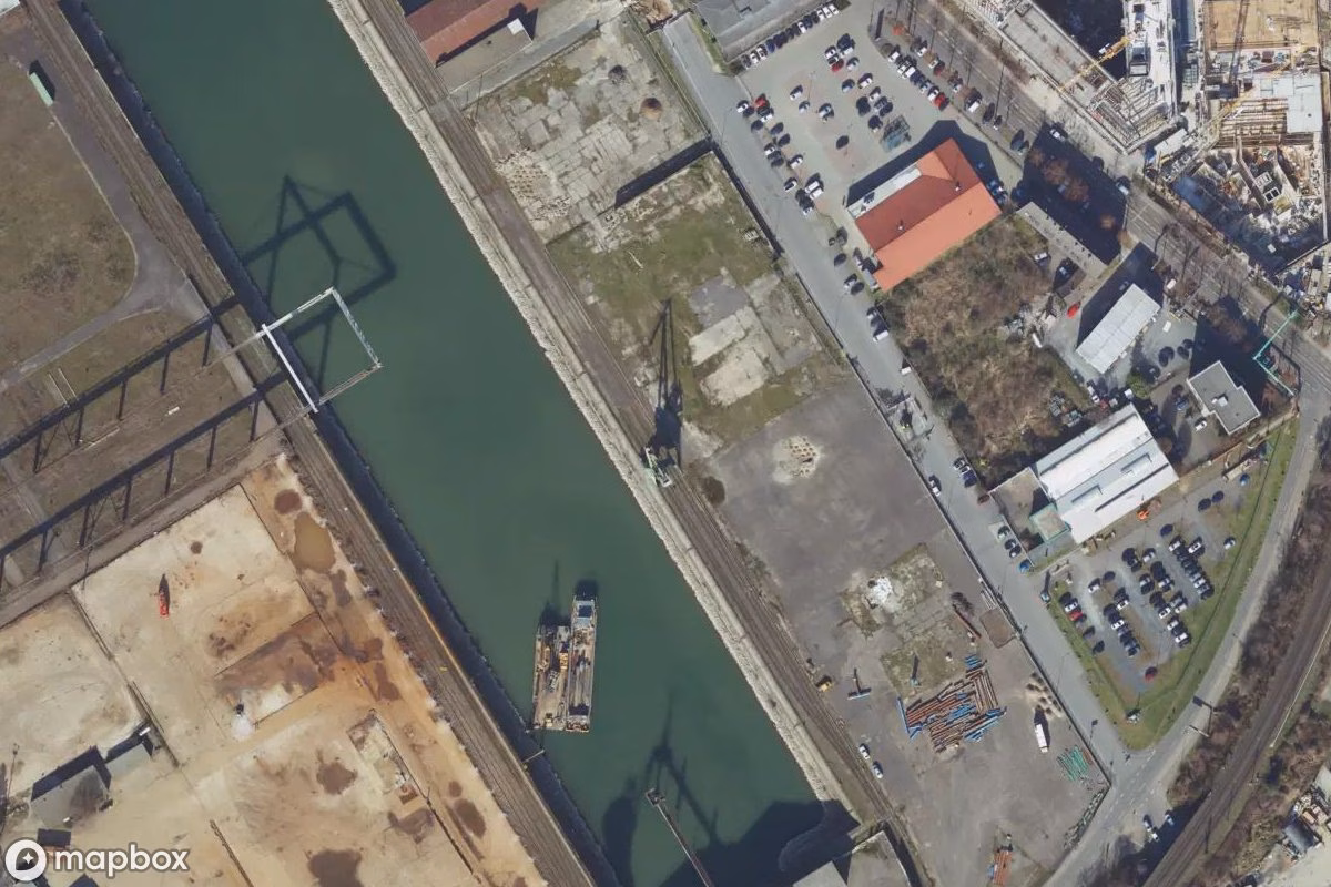 Satellietbeeld vanuit de lucht van Hafenkran, een verlaten Industrieel terrein in Cologne, Duitsland