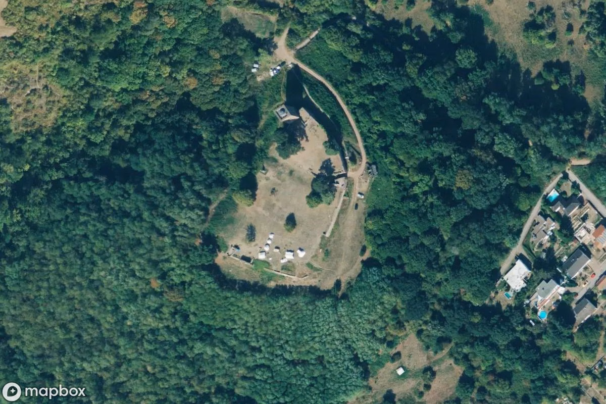 Satellietbeeld vanuit de lucht van Burg Siersburg, een verlaten  in Siersburg, Duitsland