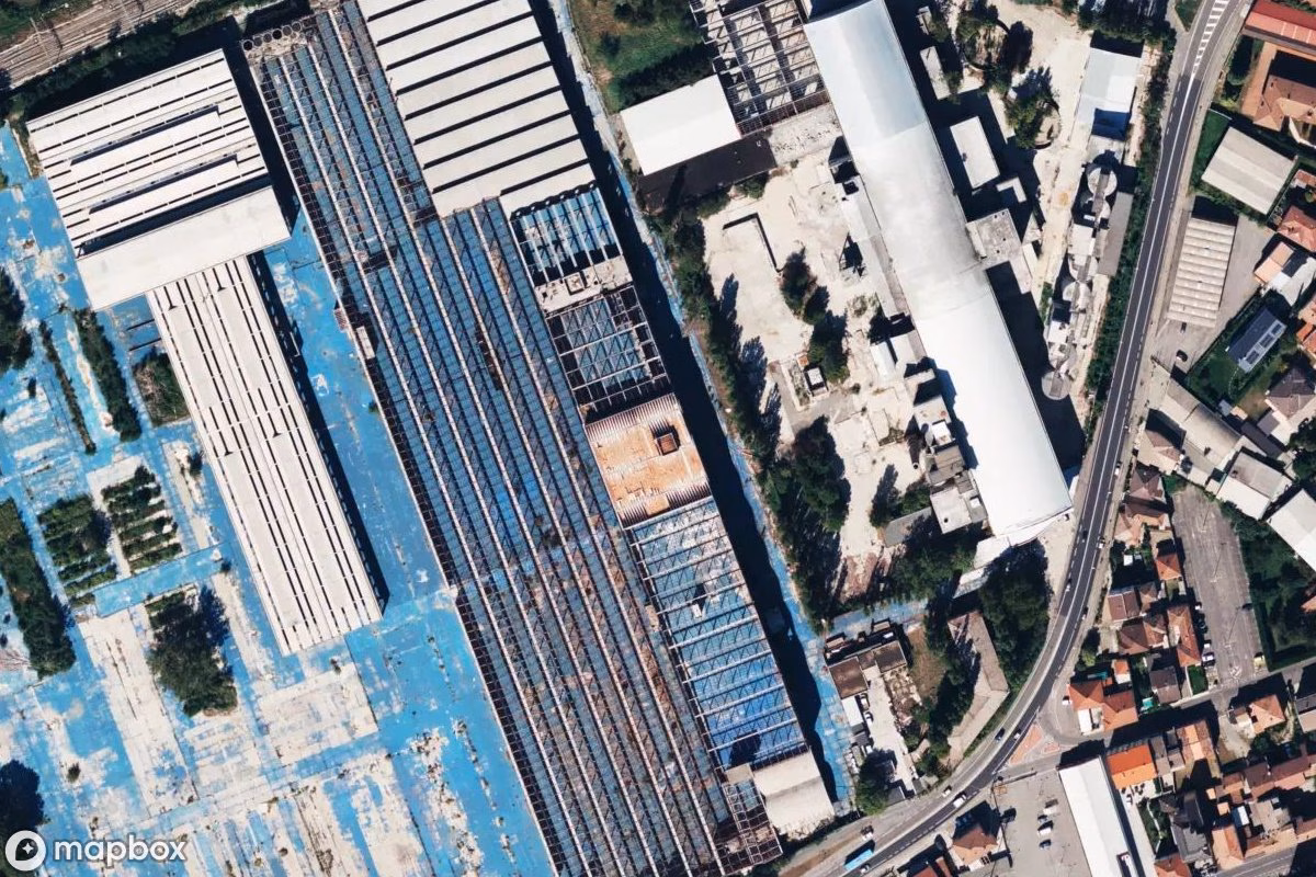 Műholdas légi felvétel Fabrik helyszínről, egy elhagyatott Gyár itt: Broni, Olaszország