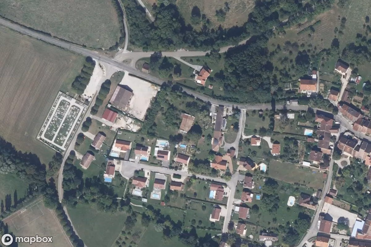 Satelitní letecký pohled na Theater zur Moto, opuštěné Divadlo v Passenans, Francie