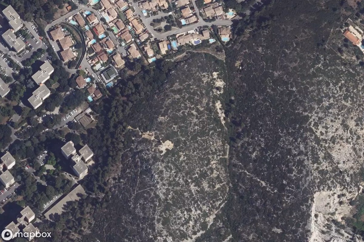 Satellitbillede set fra luften af Bunker in den Bergen, et forladt Bunker i Marseille, Frankrig