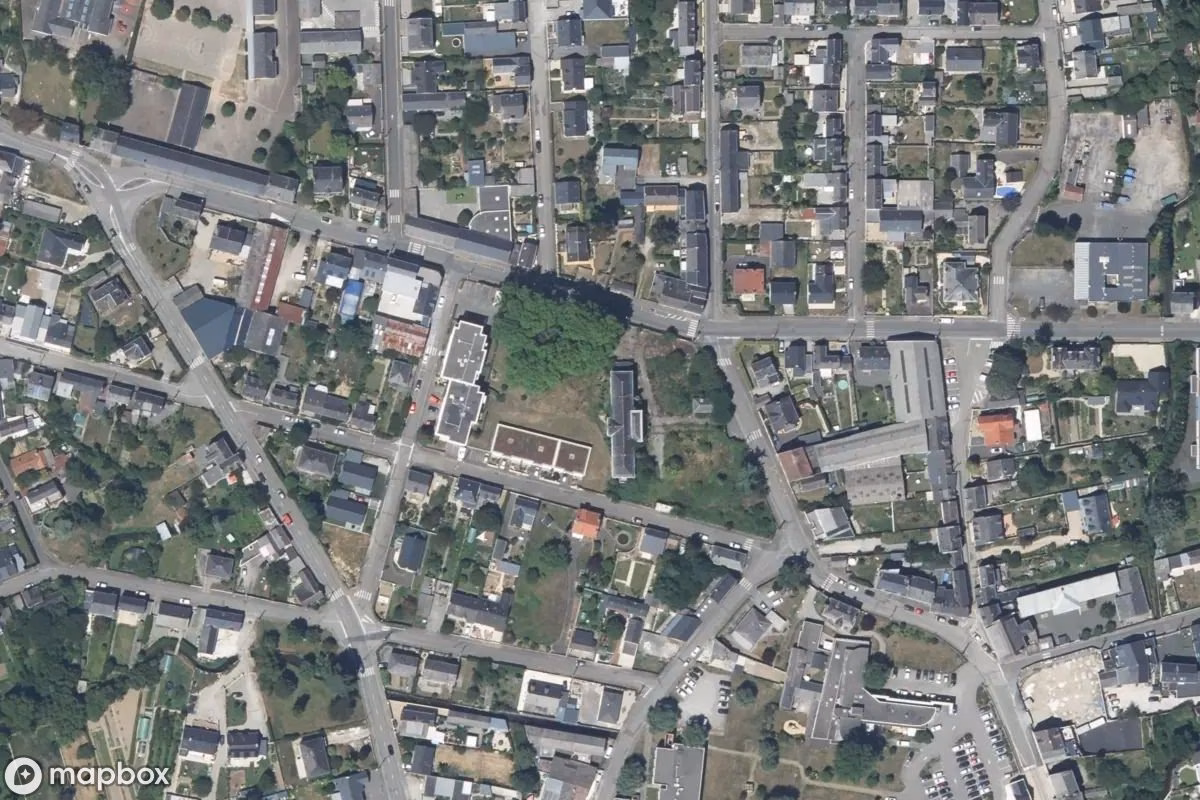 Vista aérea por satélite de Manoir Cbt, un Castillo abandonado en Châteaubriant, Francia