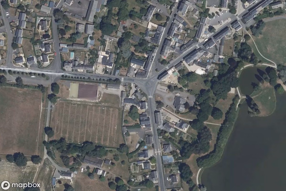 Vista aérea por satélite de Maison 1000 Morts, un Residencia abandonado en Ombrée d'Anjou, Francia