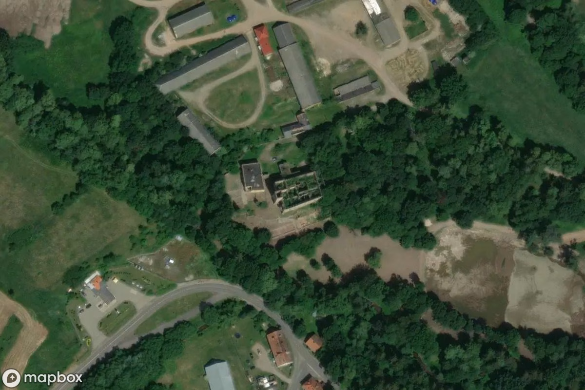 Satellittbilde fra luften av Château de Chevalier, et forlatt Slott i Ratno Dolne, Polen