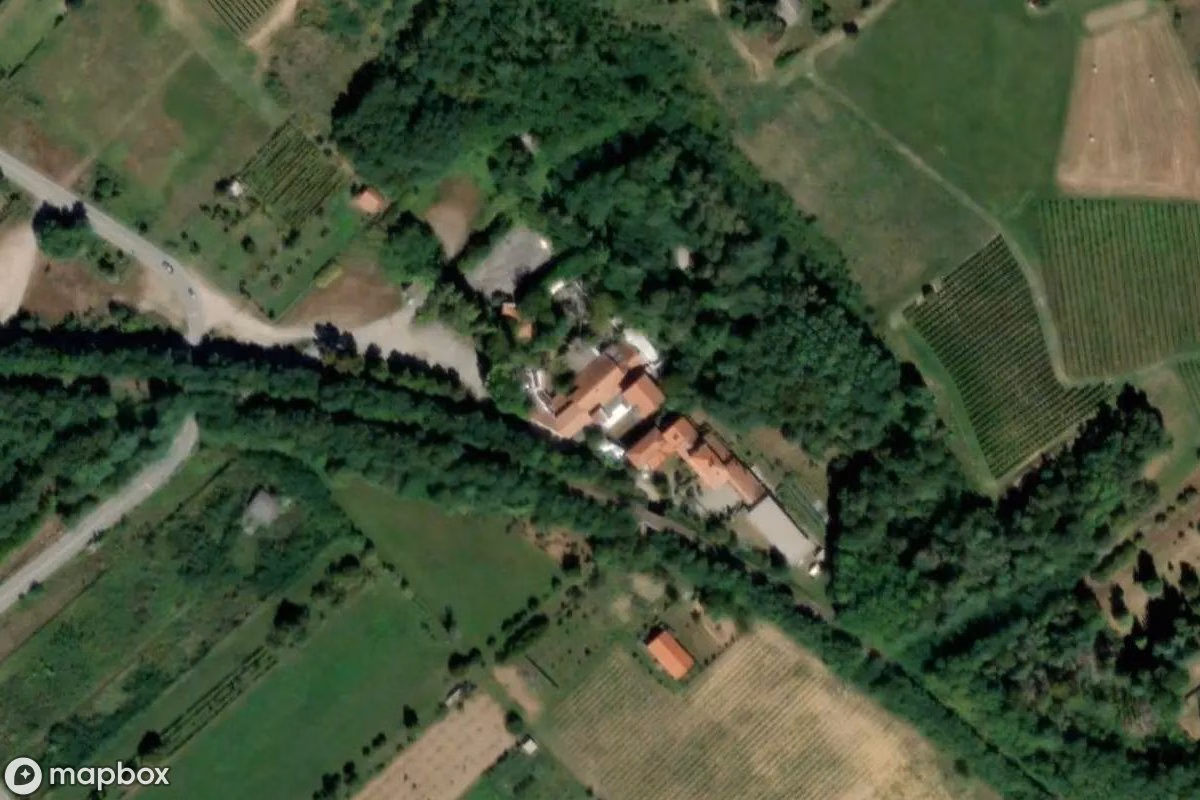 Satellittbilde fra luften av Lost Place, et forlatt  i Romagnano Sesia, Italia