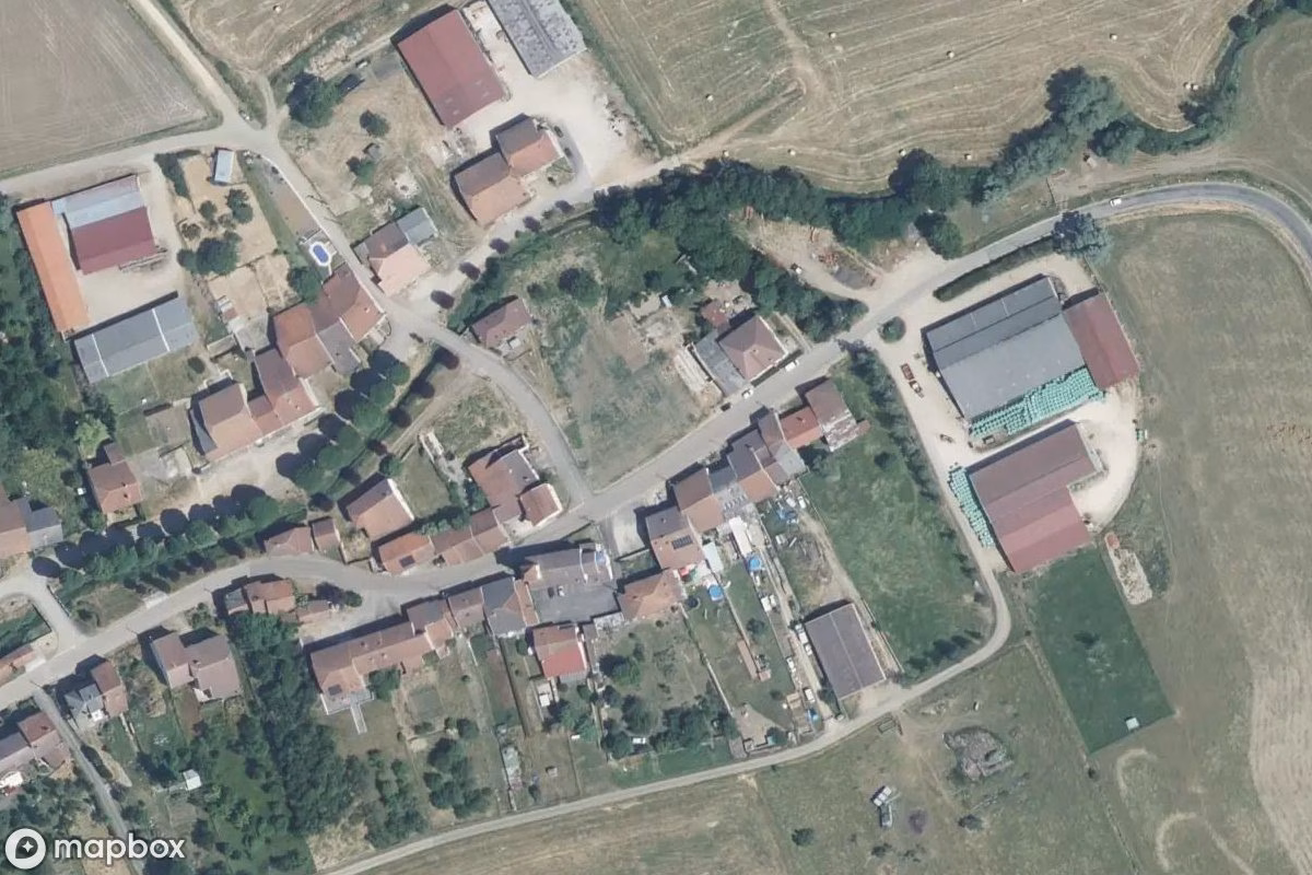 Satelitarny widok z lotu ptaka Maison Abandonnée Spr, opuszczone Dom mieszkalny w Saint-Prancher, Francja