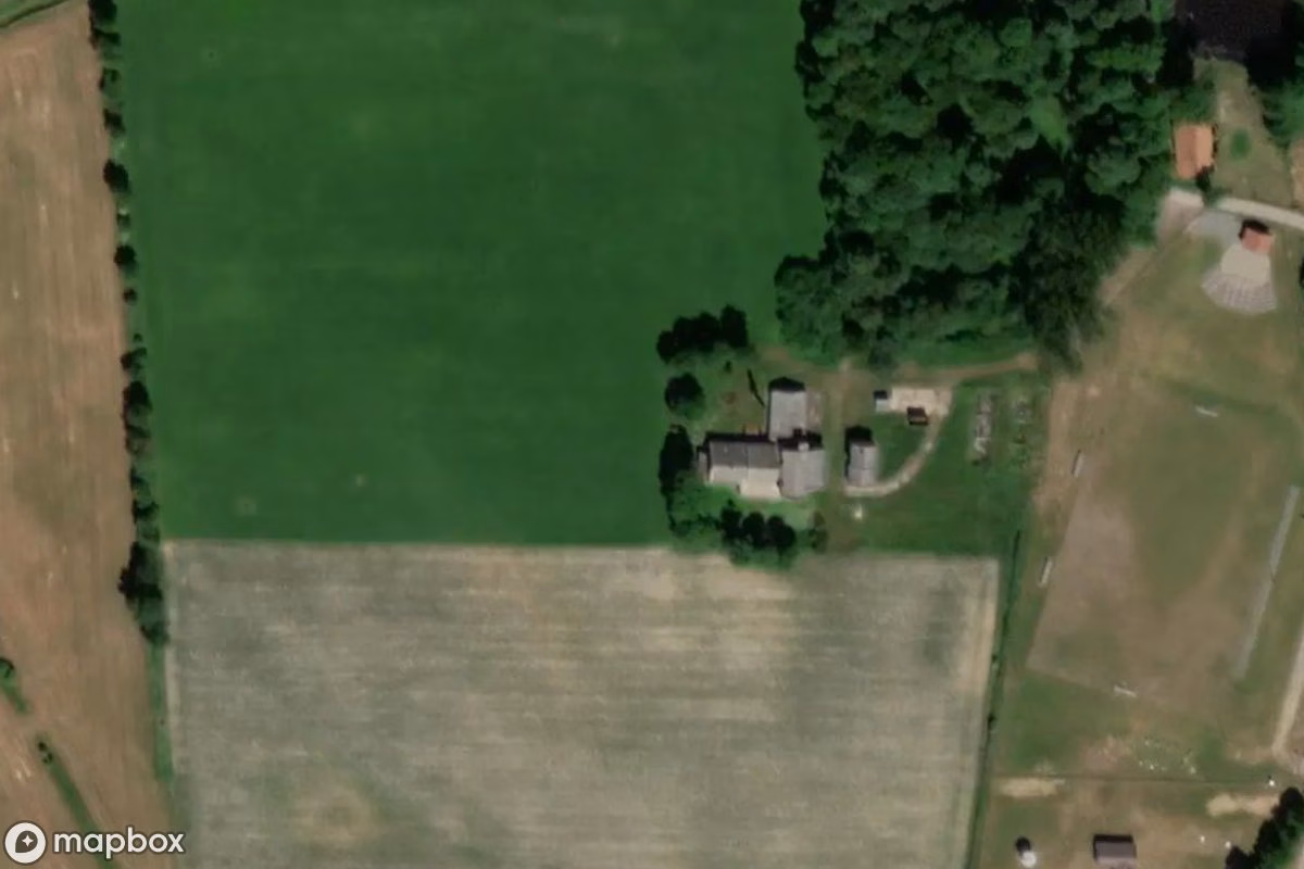 Satellittbilde fra luften av Schnapsbrennerei, et forlatt Fabrikk i Stare Zadybie, Polen