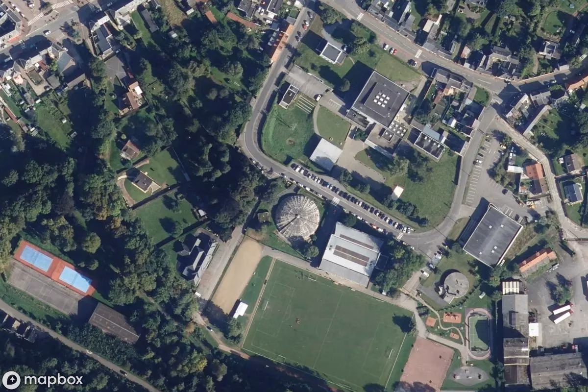 Satellitbillede set fra luften af Rundes Schwimmbad, et forladt  i Poix-de-Picardie, Frankrig