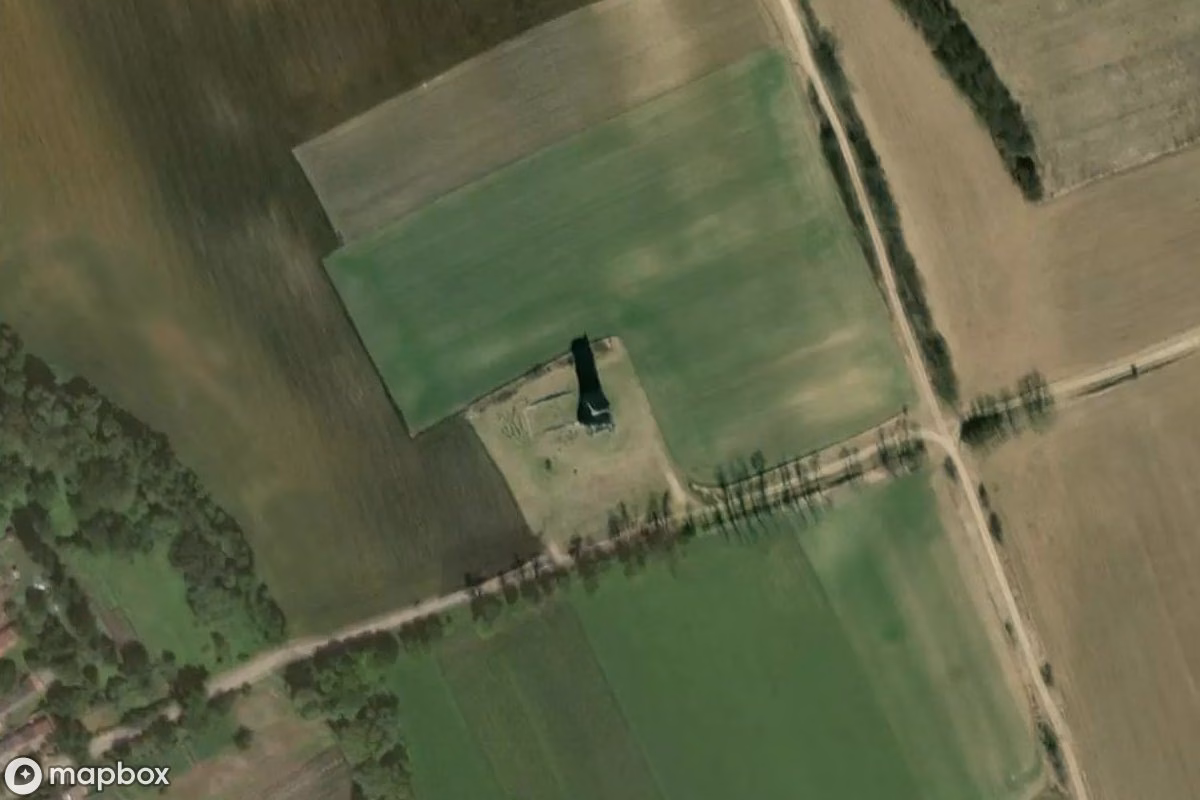 Satellittbilde fra luften av Kirchenruine Taliándörögd, et forlatt i Taliándörögd, Ungarn