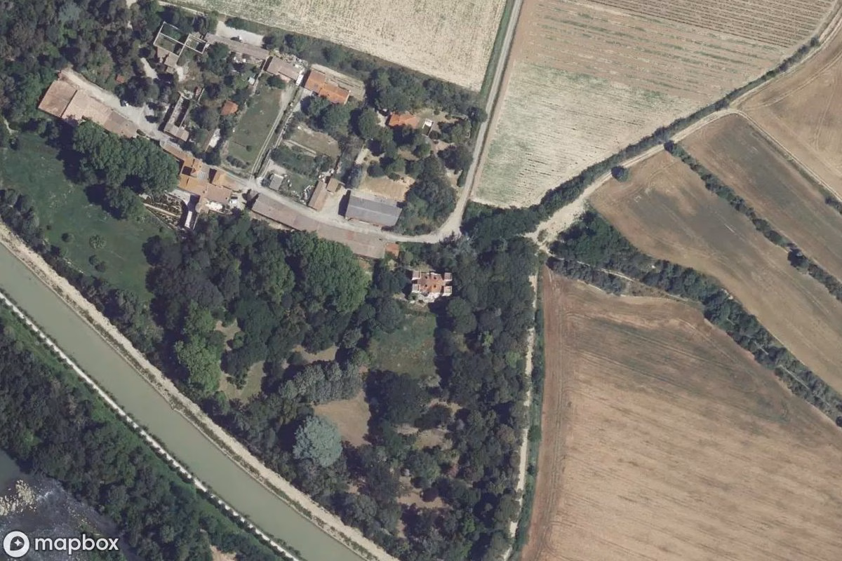 Satelitní letecký pohled na Château Billionier, opuštěné Zámek v Fontiès-d'Aude, Francie