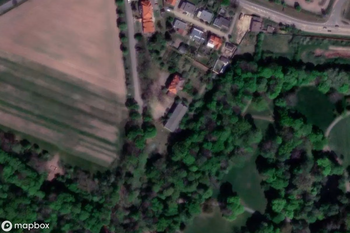 Satellietbeeld vanuit de lucht van Schule, een verlaten School in Ballenstedt, Duitsland