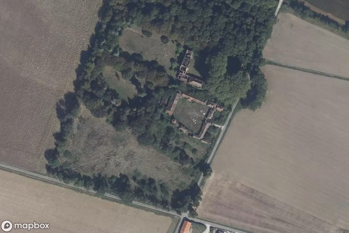 Satellietbeeld vanuit de lucht van Château Pediculosis, een verlaten Kasteel in Corgoloin, Frankrijk