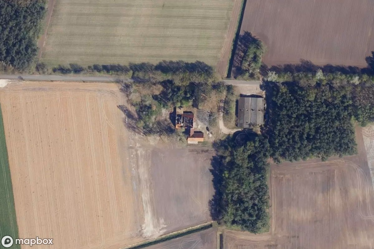 Satellietbeeld vanuit de lucht van Bauernhof, een verlaten Boerderij in Harkebrügge, Duitsland