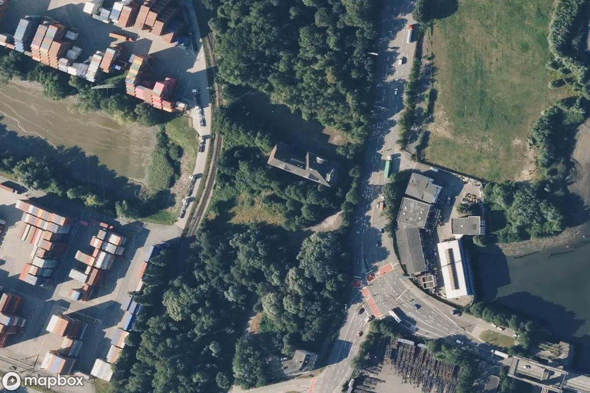 Satellitbild från luften av Grundschule Neuhöfer Damm, en övergiven Skola i Hamburg, Tyskland