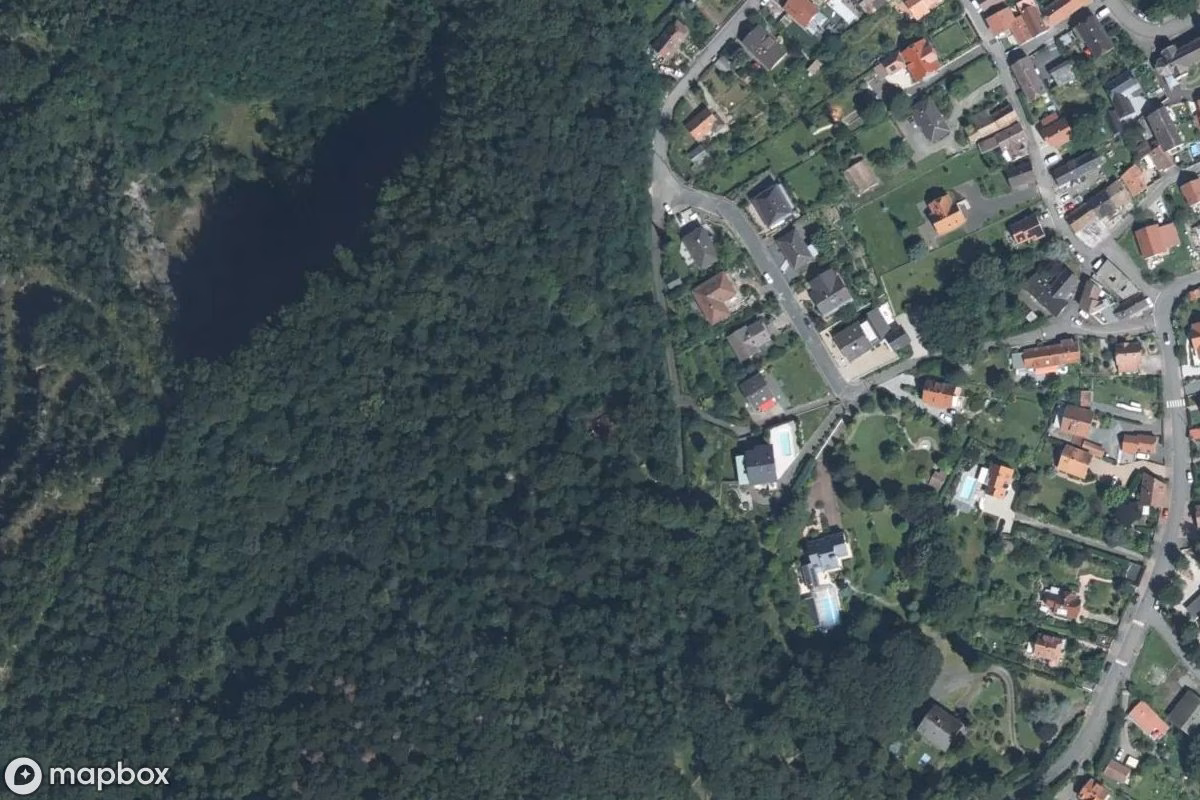 Satelitní letecký pohled na Chalet Aux Trois Clés, opuštěné Obytný dům v Saint-Nabor, Francie