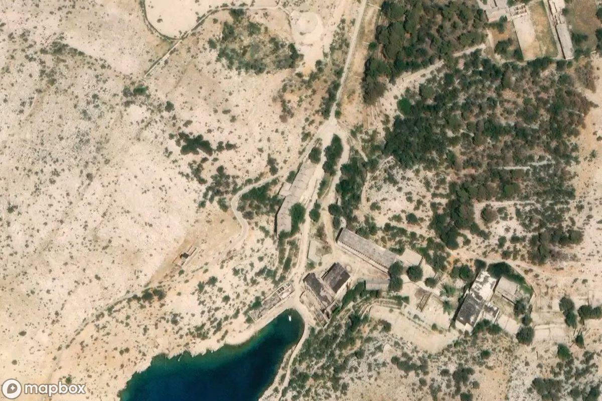 Satelitní letecký pohled na Berichtsleitung, opuštěné  v Lopar, Chorvatsko