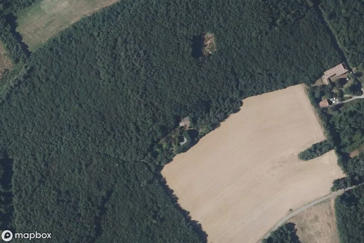 Satelitní letecký pohled na Maison Bellegarde, opuštěné Obytný dům v Bellegarde-Poussieu, Francie