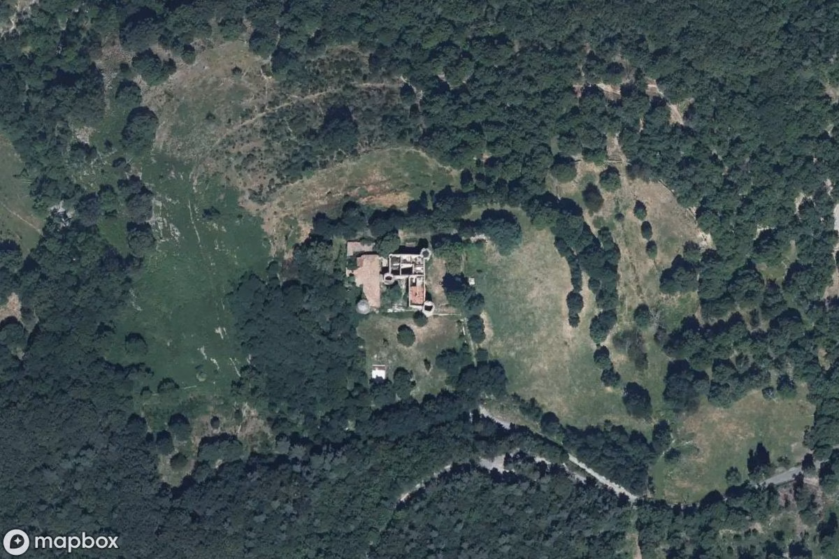 Vue aérienne satellite de Château La Tour, un Château abandonné à Saint-Pierreville, France