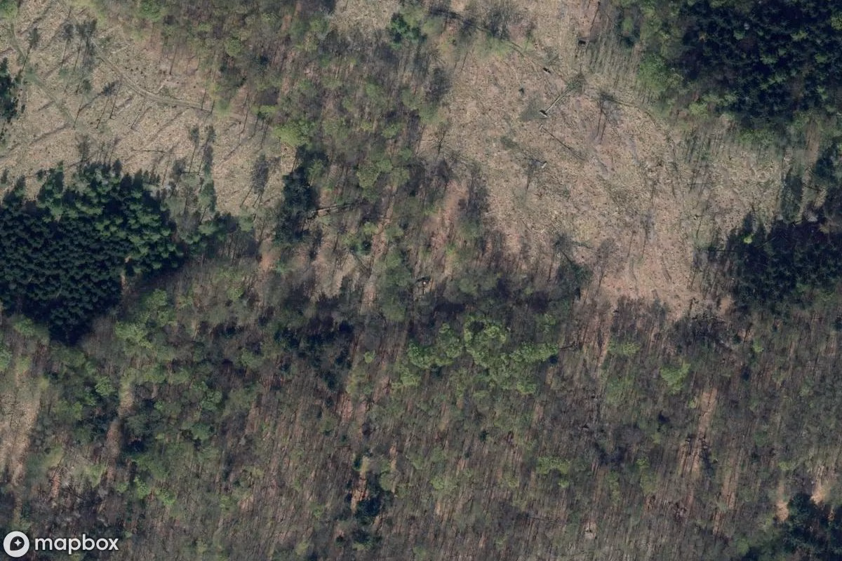 Satellietbeeld vanuit de lucht van Bunker, een verlaten Bunker in Kytlické Mlýny, Tsjechië