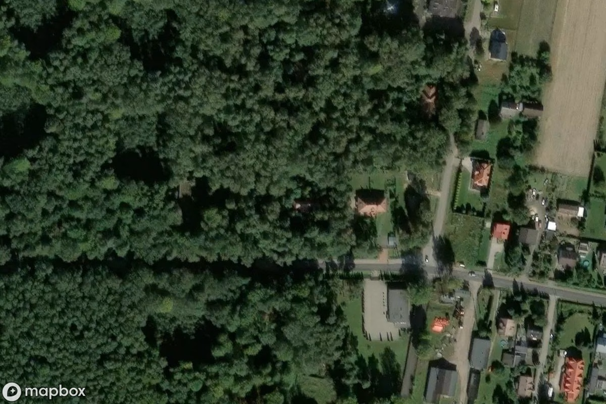 Satellitbild från luften av Verlassenes Gebäude, en övergiven  i Gałków Mały, Polen