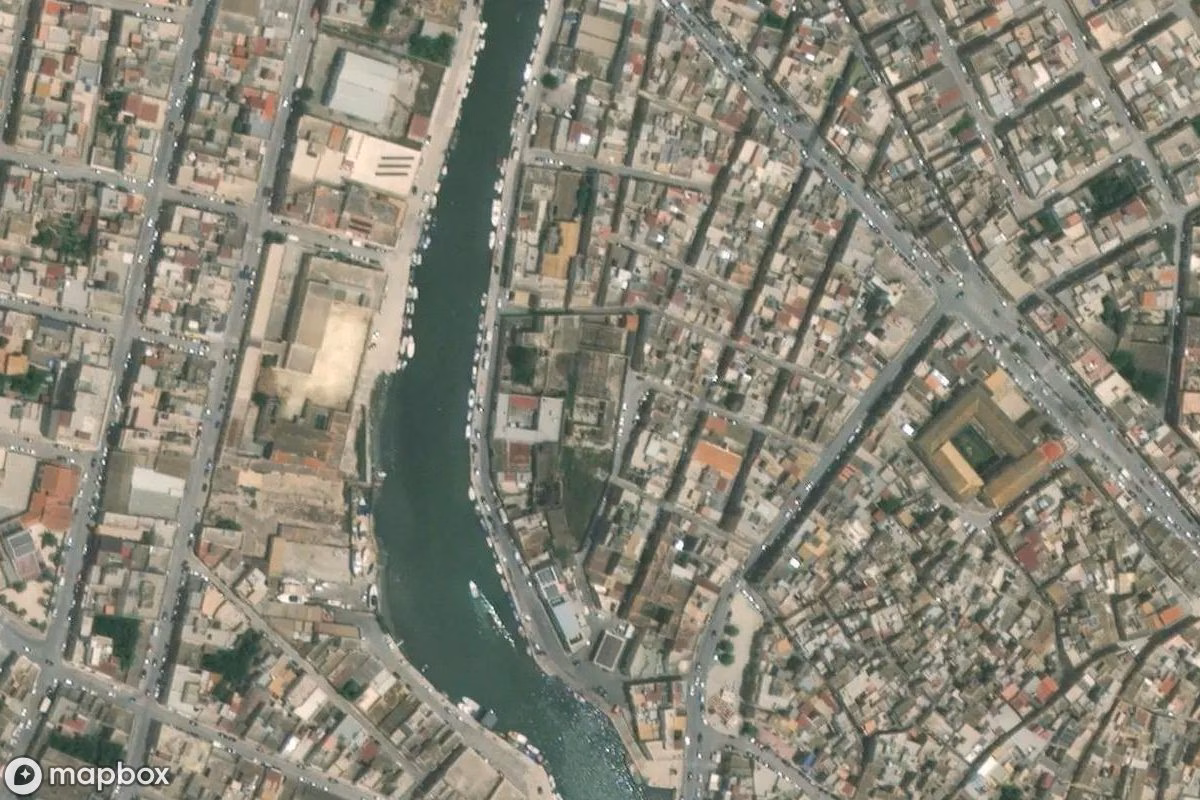 Satellietbeeld vanuit de lucht van Lost Place, een verlaten  in Mazara del Vallo, Italië