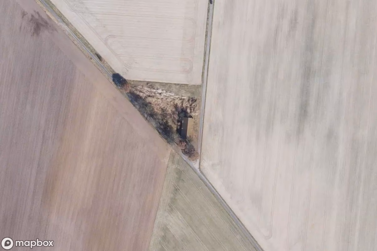 Satellitbillede set fra luften af Scheune, et forladt Bondegård i Tappenbeck, Tyskland