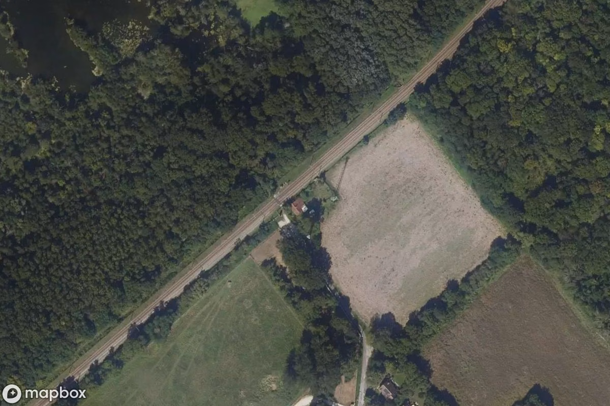 Satellittbilde fra luften av Maison Du Marais, et forlatt Bolighus i Fontenay-le-Vicomte, Frankrike